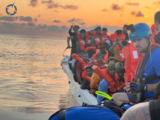 Aποστολή του TPP σε επιχείρηση διάσωσης προσφύγων στην Κεντρική Μεσόγειο: Κάθε κουκκίδα στον ορίζοντα, βάρκα σε κίνδυνο