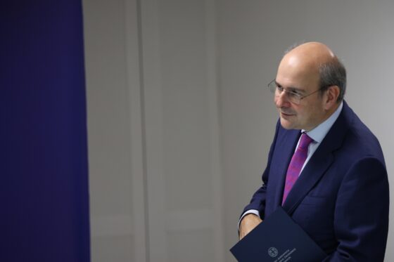 Χατζηδάκης: Θα φορολογούνται τα tips άνω των 300 ευρώ μηνιαίως – Ως 4% η έκπτωση στο φόρο εισοδήματος για εμπρόθεσμες πληρωμές