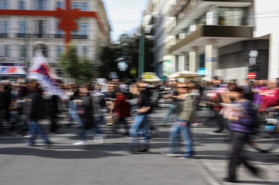 Στους δρόμους οι εκπαιδευτικοί παρά τις απειλές Πιερρακάκη – Δεμένα πλοία, απεργία και σε Επισιτισμό – Τουρισμό
