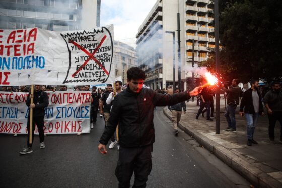 Δυναμικό πανεκπαιδευτικό συλλαλητήριο μαθητών και φοιτητών στο κέντρο της Αθήνας – «Λεφτά για την Παιδεία, όχι για τον πόλεμο»