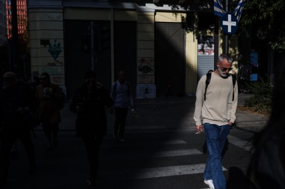 OECD report: Greece lags in welfare indicators with low wages, inequality, and housing challenges