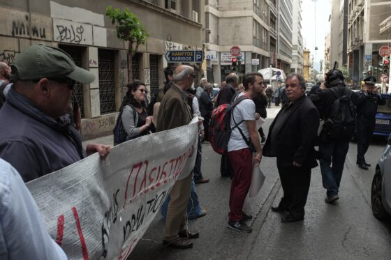 Έξωση κατοικίας στα Άνω Πατήσια – Προπηλακισμοί στους διαδηλωτές από ΜΑΤ και ΔΙΑΣ