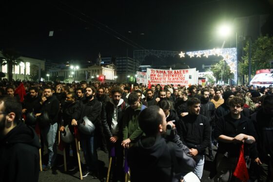 Σε εξέλιξη υπό ασφυκτική αστυνομική παρουσία η μεγάλη πορεία για τα 16 χρόνια από τη δολοφονία του Αλέξανδρου Γρηγορόπουλου – «Νίκο γερά ως τη λευτεριά» φωνάζουν οι διαδηλωτές