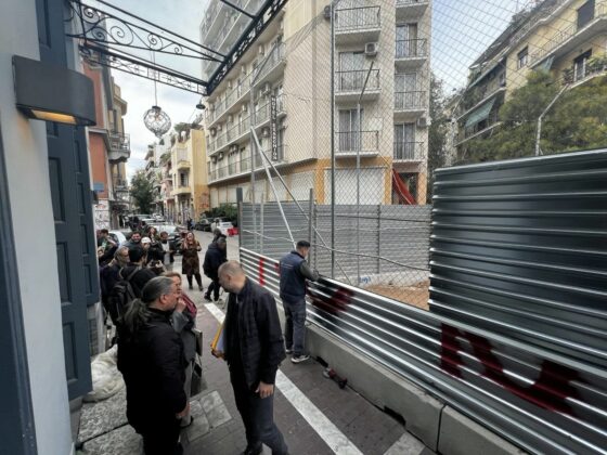 Ξανά στα δικαστήρια η Ελληνικό Μετρό για τις λαμαρίνες στην Πλατεία Εξαρχείων, απέναντι στους κατοίκους