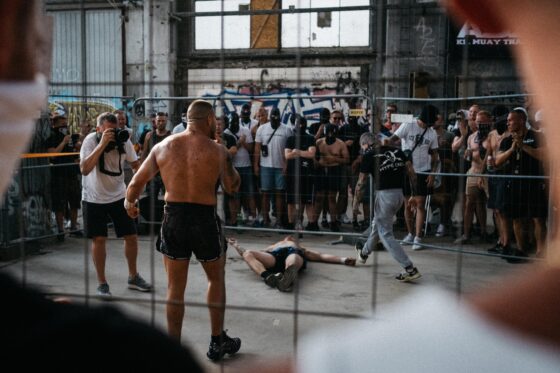 Τέρατα με πιπίλες: Συνέντευξη με τον άνθρωπο που κινηματογραφεί το πιο αποκρουστικό fight club του κόσμου