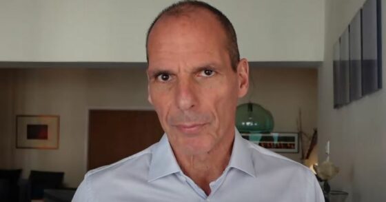 Βαρουφάκης: «Τραίνα ανασφαλή, ενοίκια στα ουράνια, η ακρίβεια τρώει τα σωθικά, αλλά η Φον ντερ Λάιεν βρήκε 800 δις για όπλα»