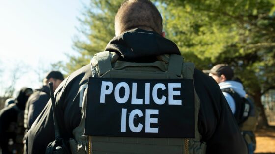Πράκτορας της ICE πυροβόλησε άνδρα στο Όστιν – Έρευνα δείχνει λιγότερες δουλειές και πτώση της κατανάλωσης σε περιοχές που δρουν οι κεφαλοκυνηγοί