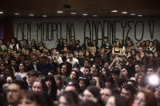 Affaire de Tempé : les familles de victimes demandent une enquête parlementaire visant le Premier ministre Mitsotakis et d’autres responsables