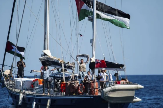 L’équipe juridique grecque du bateau Madleen exige : « Libérez-les et laissez leur navire partir pour Gaza »