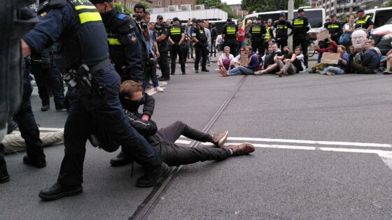 Αστυνομική βία και συλλήψεις 200 διαδηλωτών στη Χάγη κατά τη σύνοδο του NATO
