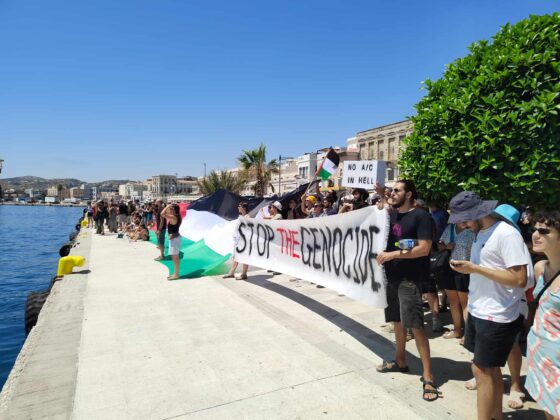 300 πολίτες της Σύρου μπλόκαραν την αποβίβαση Ισραηλινών τουριστών από το κρουαζιερόπλοιο Crown Iris – Υποδοχή με γιγαντοσημαίες της Παλαιστίνης