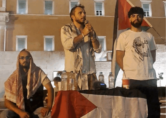 Ο Βραζιλιάνος ακτιβιστής Τιάγκο Άβιλα στο πλευρό των Παλαιστινίων στο Σύνταγμα