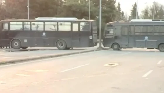 Θεσσαλονίκη: Κλούβες κλείνουν τον δρόμο προς το αεροδρόμιο για να αποτρέψουν πιθανό αγροτικό μπλόκο