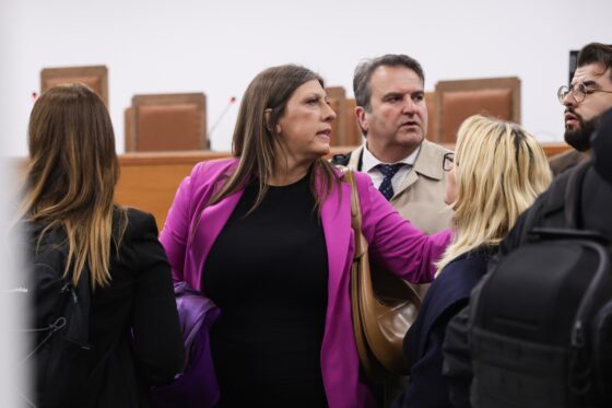 Δίκη για τα Τέμπη: «Είτε θα αλλάξετε αίθουσα, είτε θα δικάσετε χωρίς δικηγόρους» – Επιμένει η πρόεδρος στη συνέχεια της διαδικασίας