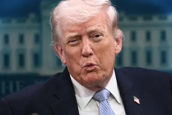 Συνεχίζει τις απειλές για επιθέσεις κατά του Ιράν ο Τραμπ: «Η ώρα των 20:00 ισχύει»