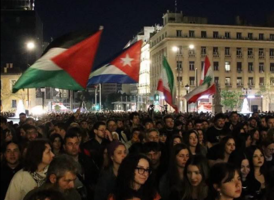 «Απέναντι στον πόλεμο, σηκώνουμε πανιά»: Xιλιάδες κόσμου στη μεγάλη συναυλία στα Προπύλαια