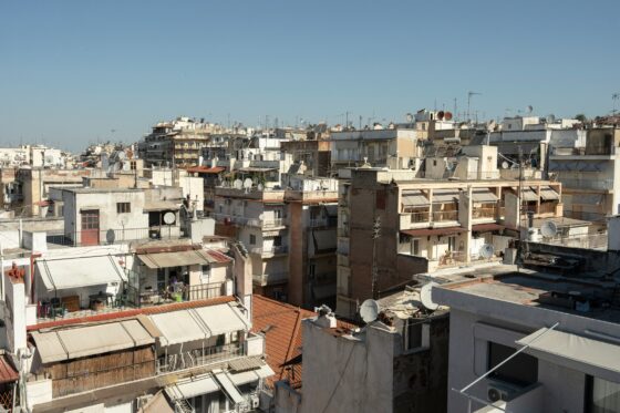 ΠΑΣΟΚ: Η Ελλάδα αντιμέτωπη με μία ανεξέλεγκτη στεγαστική κρίση – «Απλός παρατηρητής» η κυβέρνηση