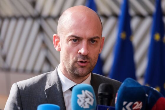 Γαλλία: Καμία άρση κυρώσεων στο Ιράν όσο τα Στενά του Ορμούζ παραμένουν κλειστά