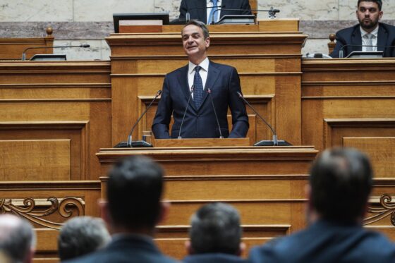 Ομιλία Μητσοτάκη στους βουλευτές της ΝΔ: Στο στόχαστρο της συνταγματικής αναθεώρησης η μονιμότητα των δημοσίων υπαλλήλων και το άρθρο 16